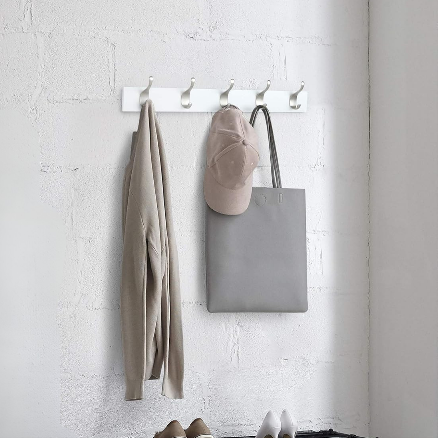 Friends Of NAIPO® Garderobenleiste, 57 cm Hakenleiste mit 5 Haken – Wandgarderobe für Mäntel, Jacken, Taschen, Weiß